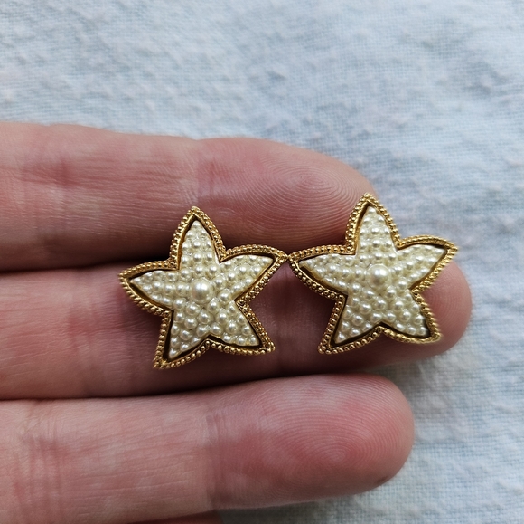 Vintage Avon Sea Treasure Pierced Earrings Starfish, Goldtone, White - Picture 3 of 6